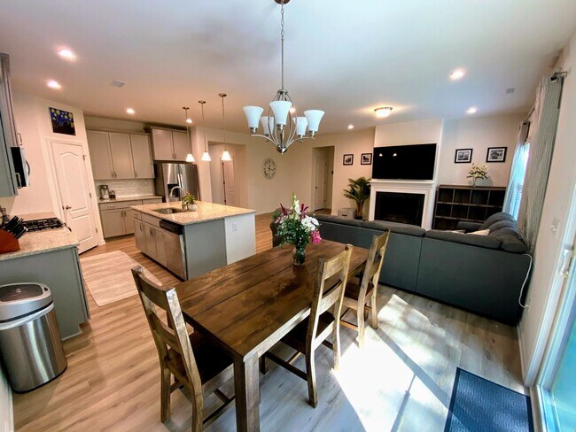 Building Photo - Spacious 2bd/2ba Ranch Style home with impressive club amenities located in Ellis Crossing