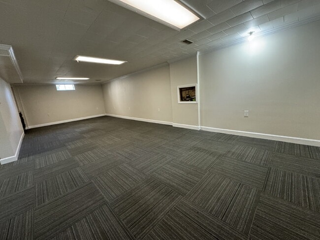 Building Photo - SPACE, CHARM & FLEXIBILITY — ALL IN ONE 3 BED, 1 BATH HOME!