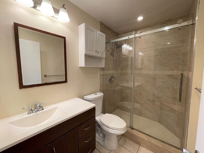 Building Photo - Spacious Condo at Collwood Villas!