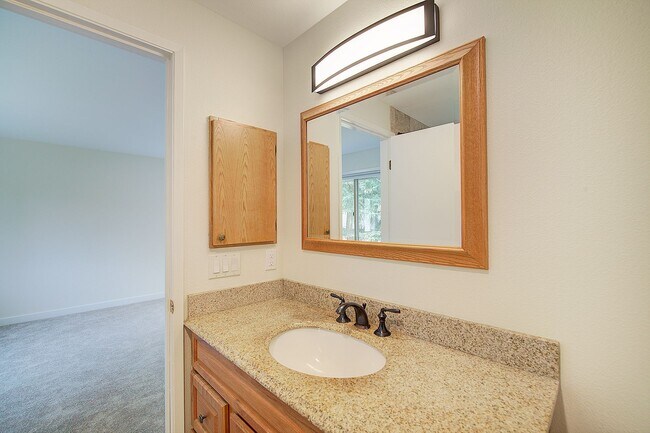 Building Photo - 2bd/2.5ba Kirkland Townhome