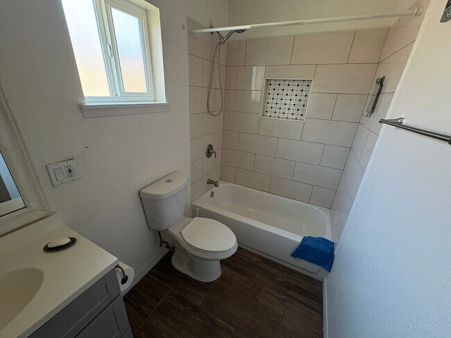 Building Photo - Lower valley duplex for rent
