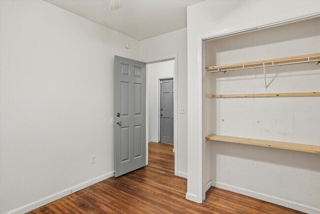 Building Photo - 519 W 6th Ave