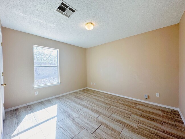 Building Photo - East 3 Bdrm 2 Bath