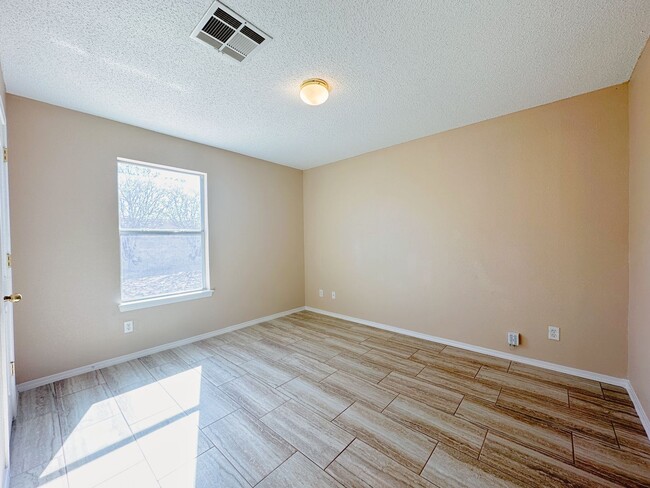 Building Photo - Eastside 3 Bedroom 2 Bath