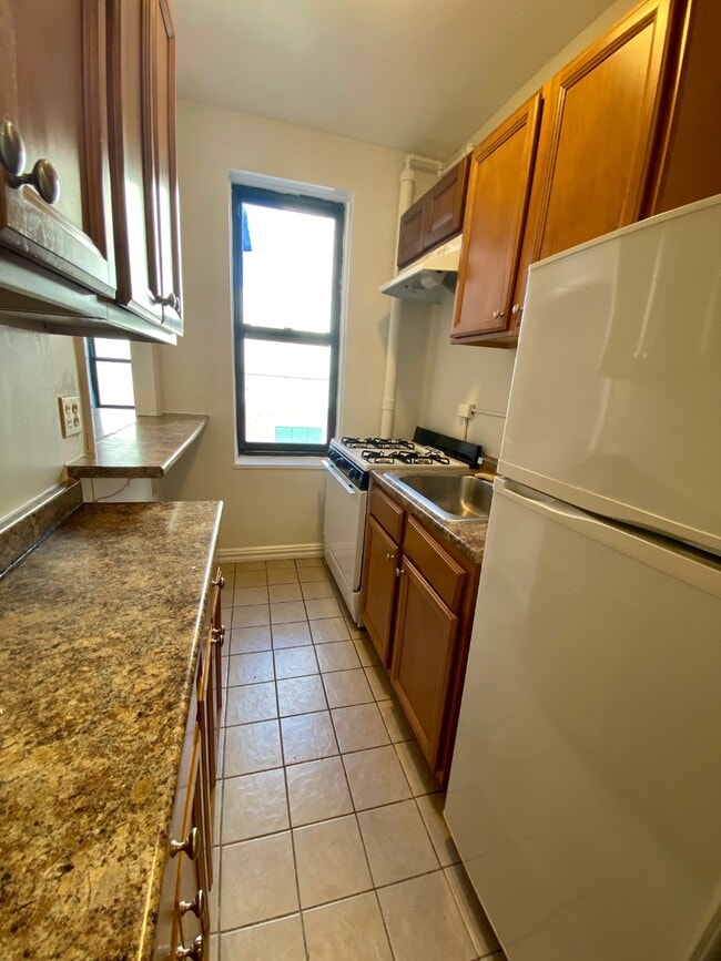 Building Photo - 256 Martine Ave