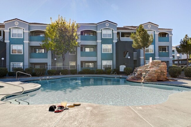 Building Photo - LOCATION! LOCATION! LOCATION! Move-in read...