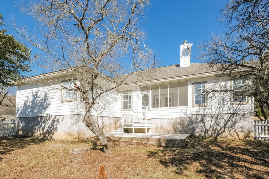 Building Photo - 17 Creek Side Dr