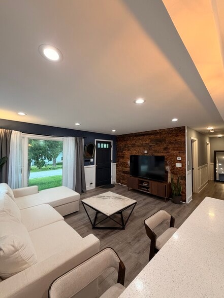 Living room - 716 NW Holcomb Dr