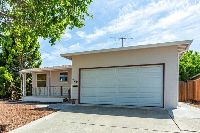 Primary Photo - 720 Santa Paula Ave