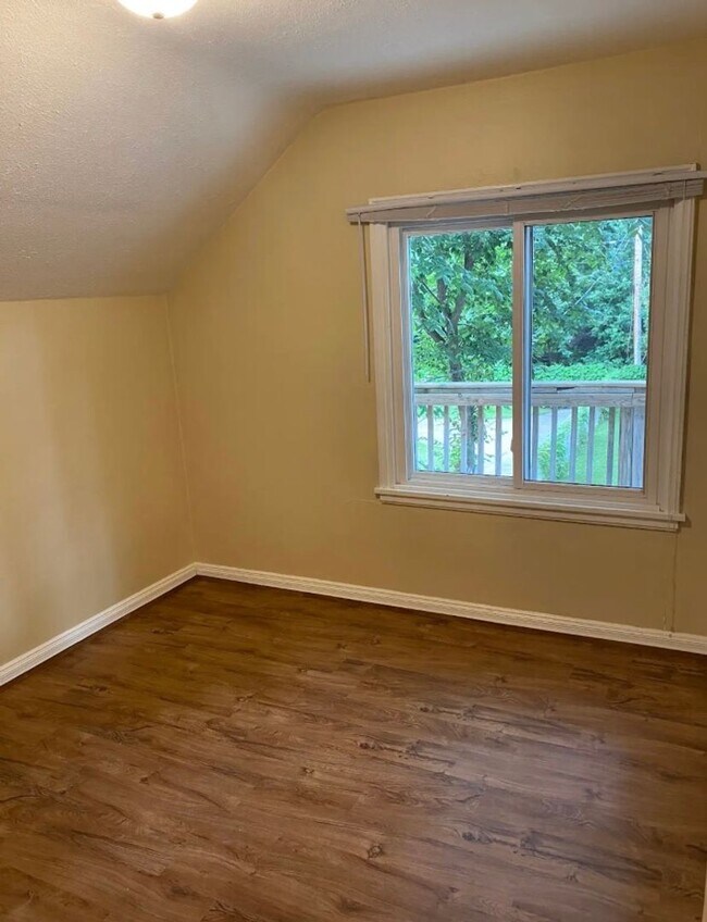 Building Photo - 272 George St W