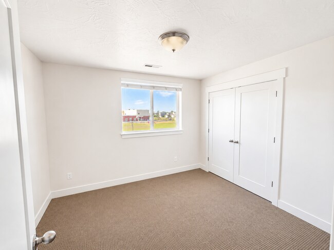 Building Photo - 44 W 470 N