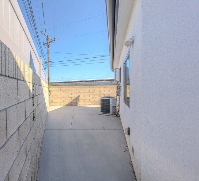 Building Photo - 5821 View Cir