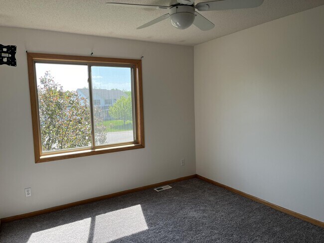 Building Photo - 9141 Leaf Cir