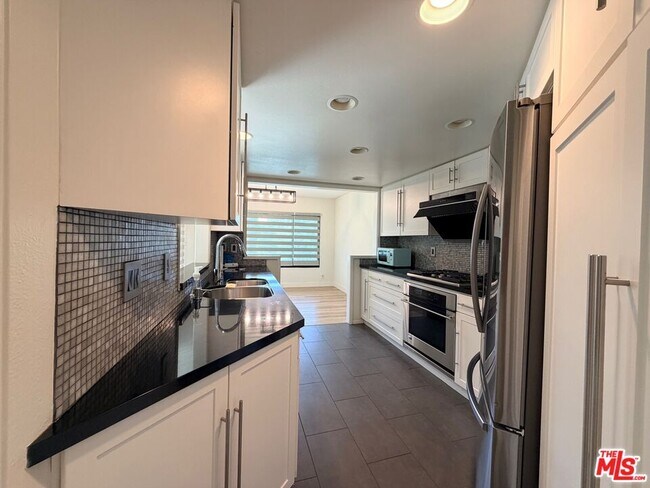 Building Photo - 12 Moss Glen