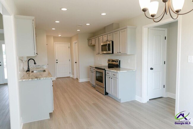 Building Photo - 608 Daisy Dr