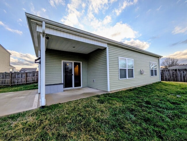 Building Photo - Great Home Available Now