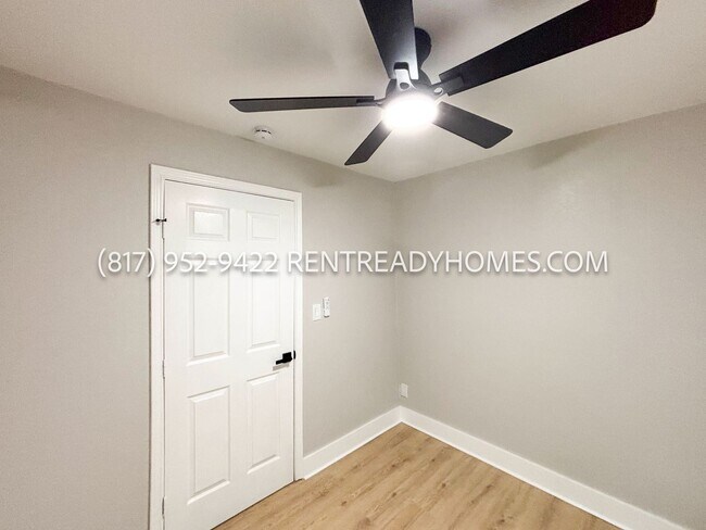 Building Photo - 404 Oak St