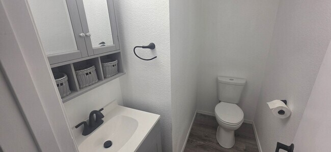 Building Photo - 1705 Oakshire Ln