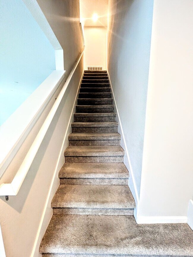 Building Photo - Annual UNfurnished NEW 4/ 2 1/2 home off S...