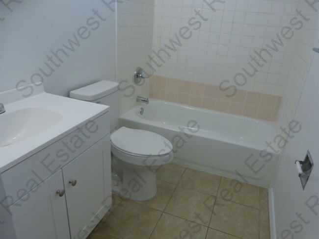 Building Photo - Charming 3 bedroom home