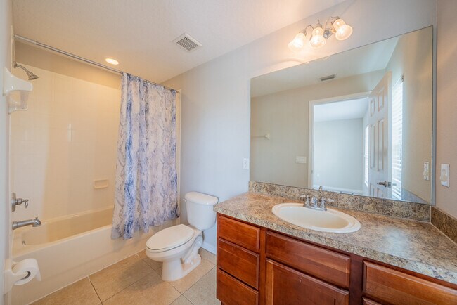 Building Photo - Town Home For Rent in Lake Brandon!