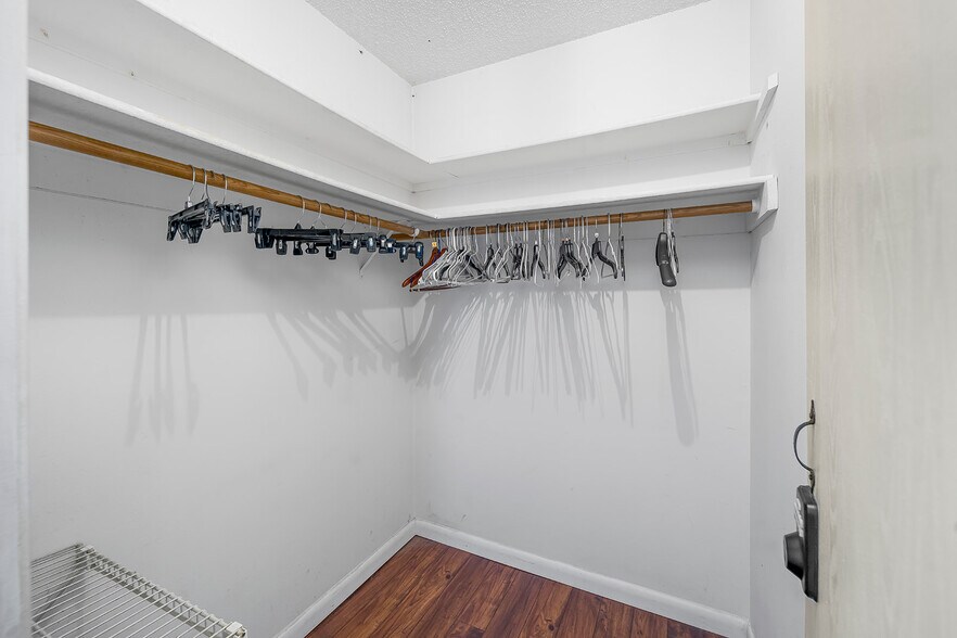 Building Photo - 784 E Fairbairn Dr