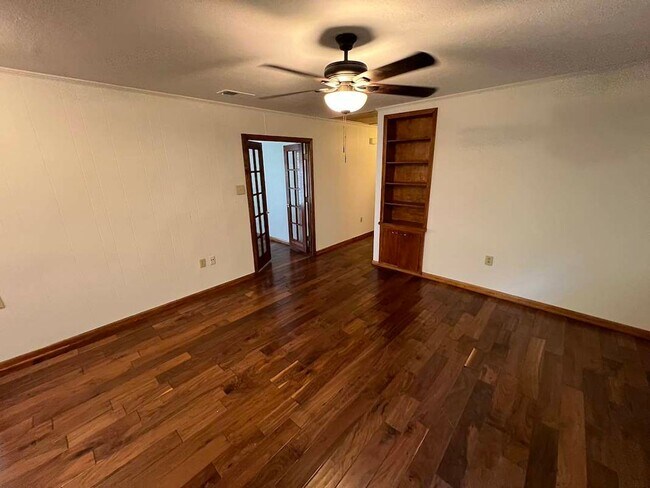 Building Photo - Baker's Historic Buffwood Subdivision, 3 bedroom, 2 bath home loaded with amenities