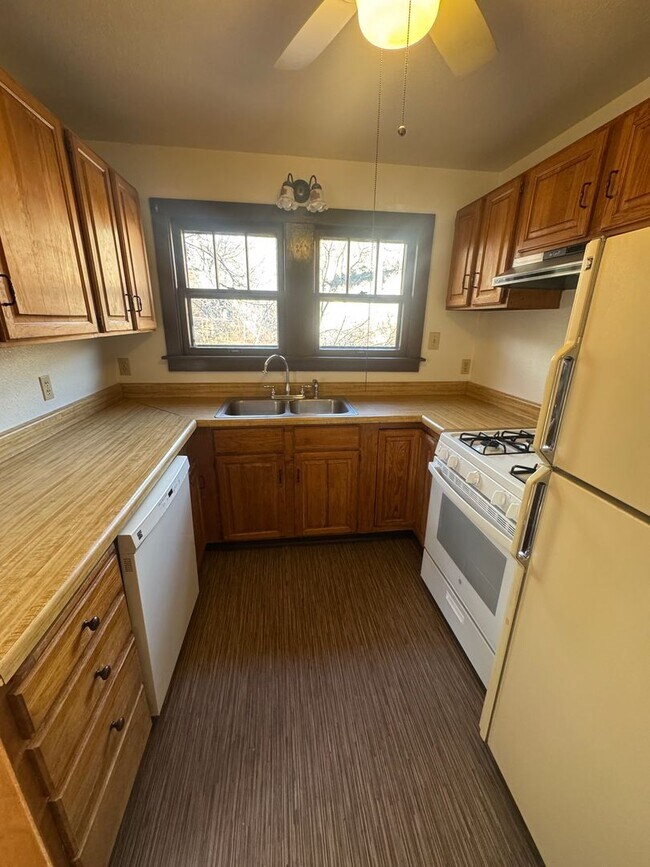 Building Photo - Cave Ave