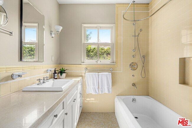 Building Photo - 449 Westbourne Dr