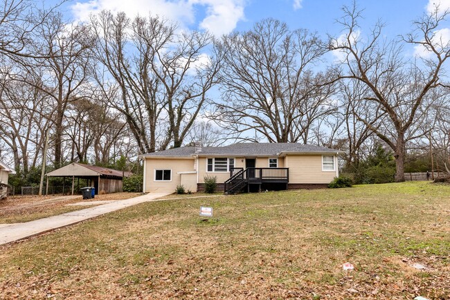 Building Photo - Newly Renovated 4 Bedroom 2 Bath Home Avai...