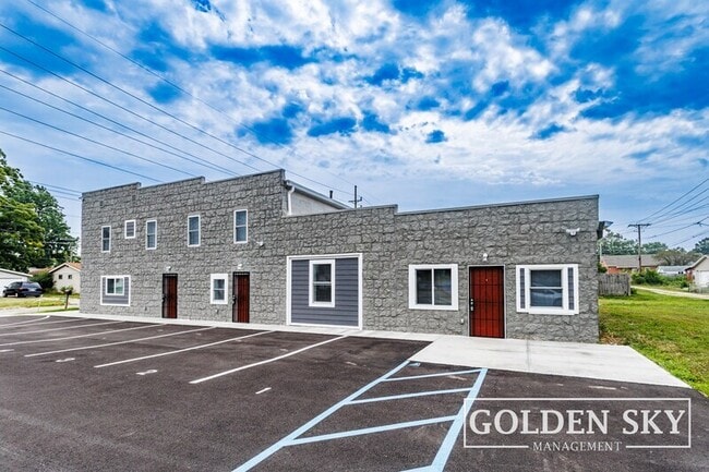 Building Photo - 1600 S Batavia Ave