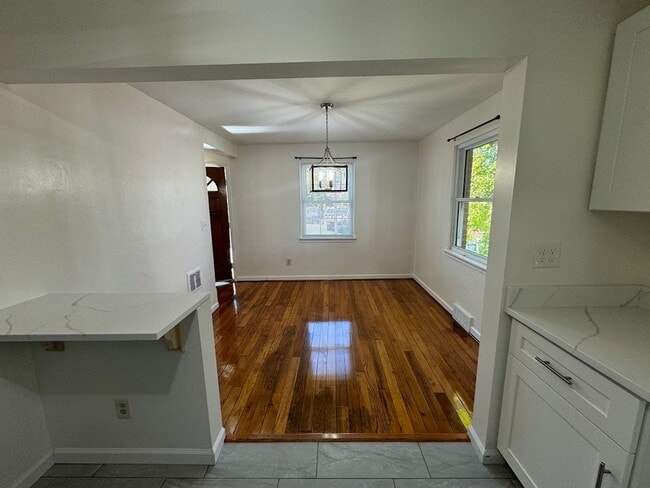 Building Photo - Completely Updated, Open , Quiet House in Oakmont!