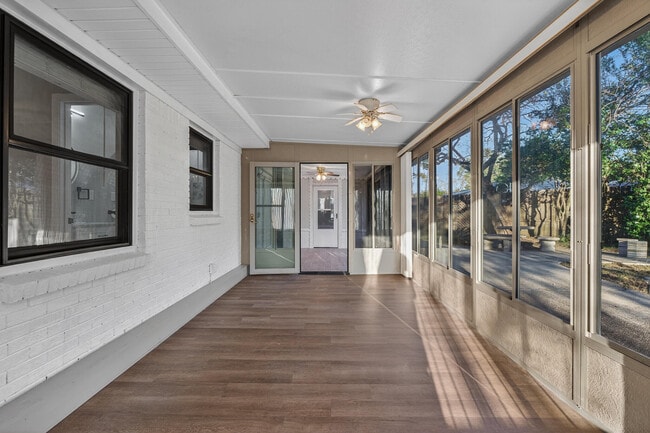 Building Photo - 420 Paradise Rd