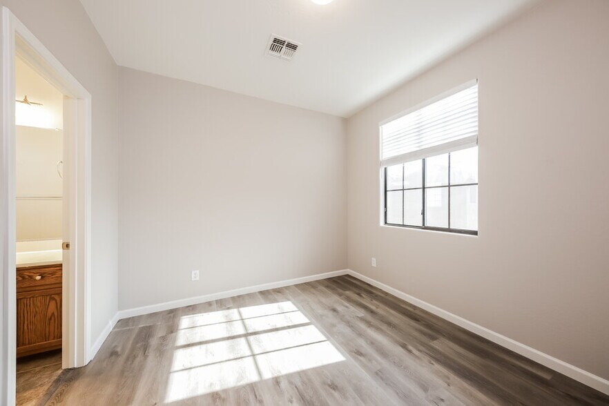 Building Photo - 2362 W Sleepy Ranch Rd