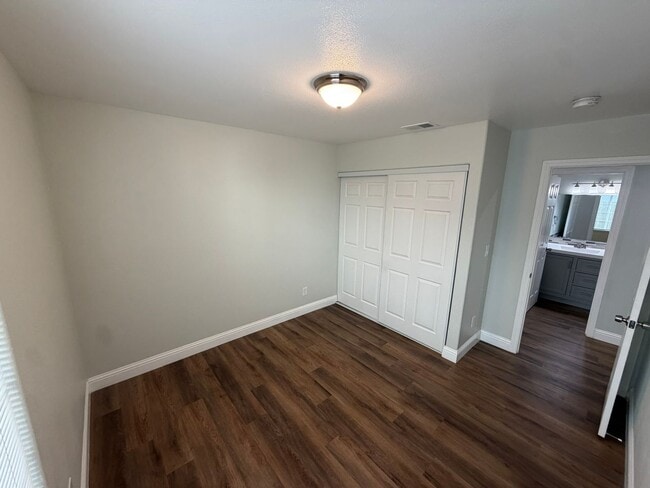 Building Photo - 8267 Moorhaven Way
