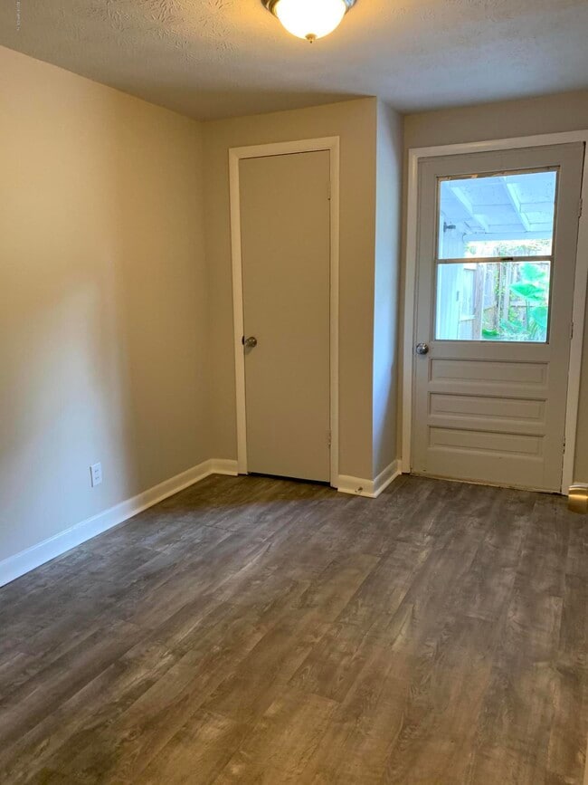 Building Photo - 421 Parkwood Dr