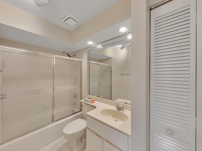 Building Photo - 7747 Villa Nova Dr