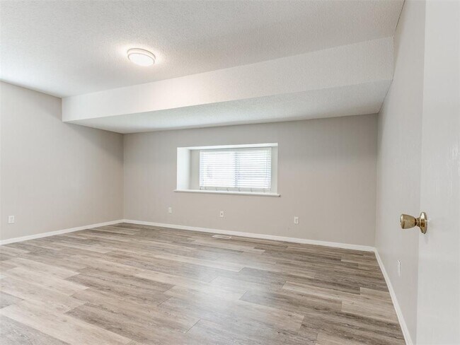 Building Photo - 339 Rosewood Dr