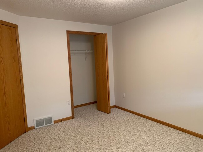 Building Photo - 3 Bedroom Twinhome in South Fargo!!