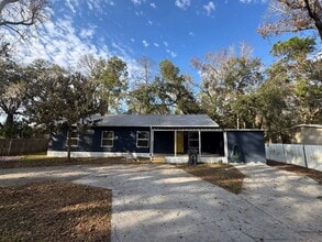 Building Photo - Spacious 3-Bedroom Home with a Charming Backyard in Lakeland, FL!