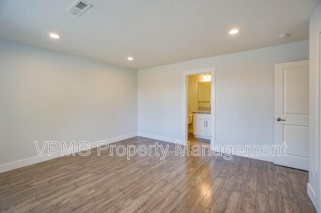 Building Photo - 10703 NE 70th St