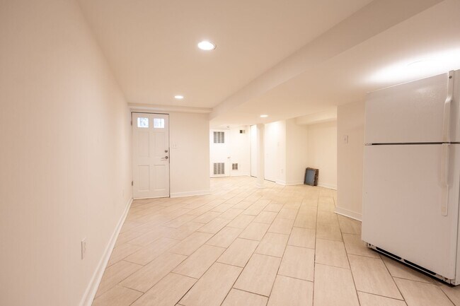 Building Photo - Beautiful 4 BR/3.5 BA Townhome in Cathedra...