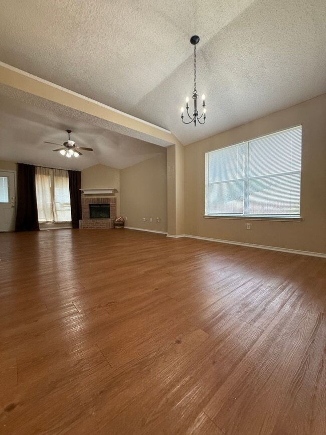 Building Photo - COMMUTER FRIENDLY / ESTABLISHED NEIGHBORHOOD