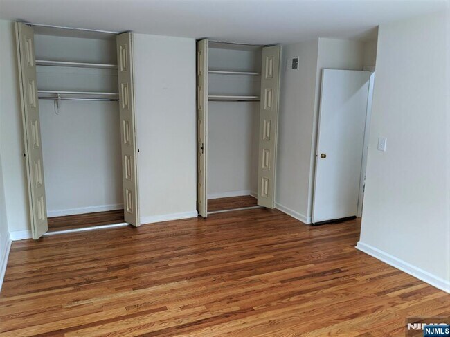 Building Photo - 522 Maple Ave