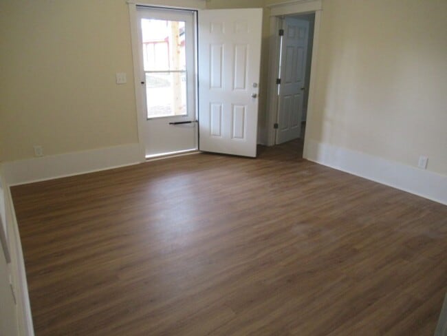 Building Photo - 609 N Aycock St