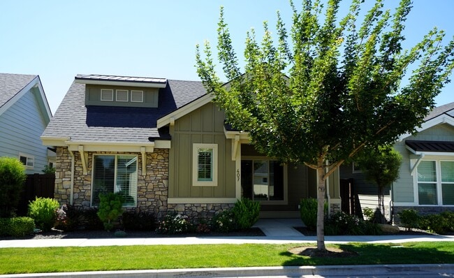 Building Photo - 407 W Pavilion Ln