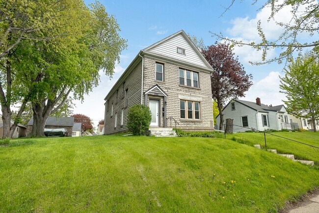 Building Photo - 1360 Dale St N