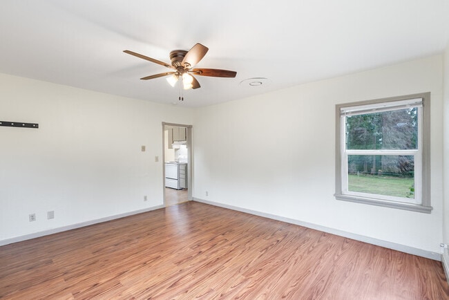 Building Photo - TWO BEDROOM HOUSE IN KELSO
