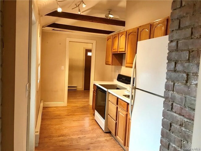 Building Photo - 6 Main St