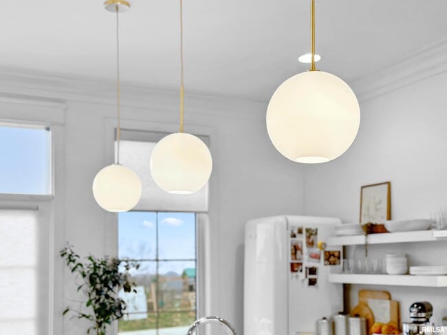 Building Photo - 824 W Moss Ave